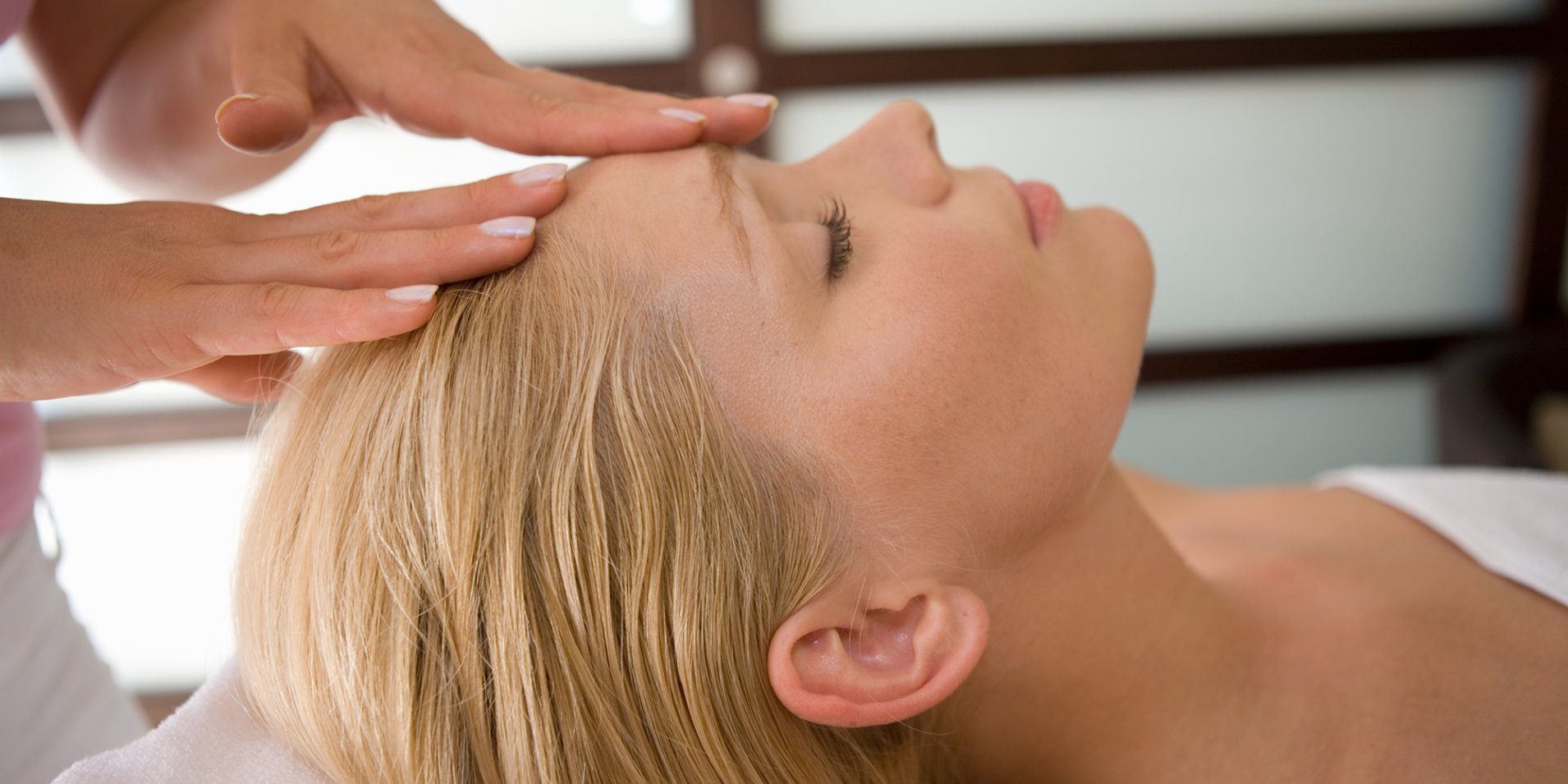 Massaggio alla testa nella beauty farm del Garden Park Hotel